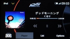 メディア - iPod - Player （言語設定:English） | iPod/iPhoneを有線接続した際の画面です。（表示されている楽曲は例であり、添付しません）